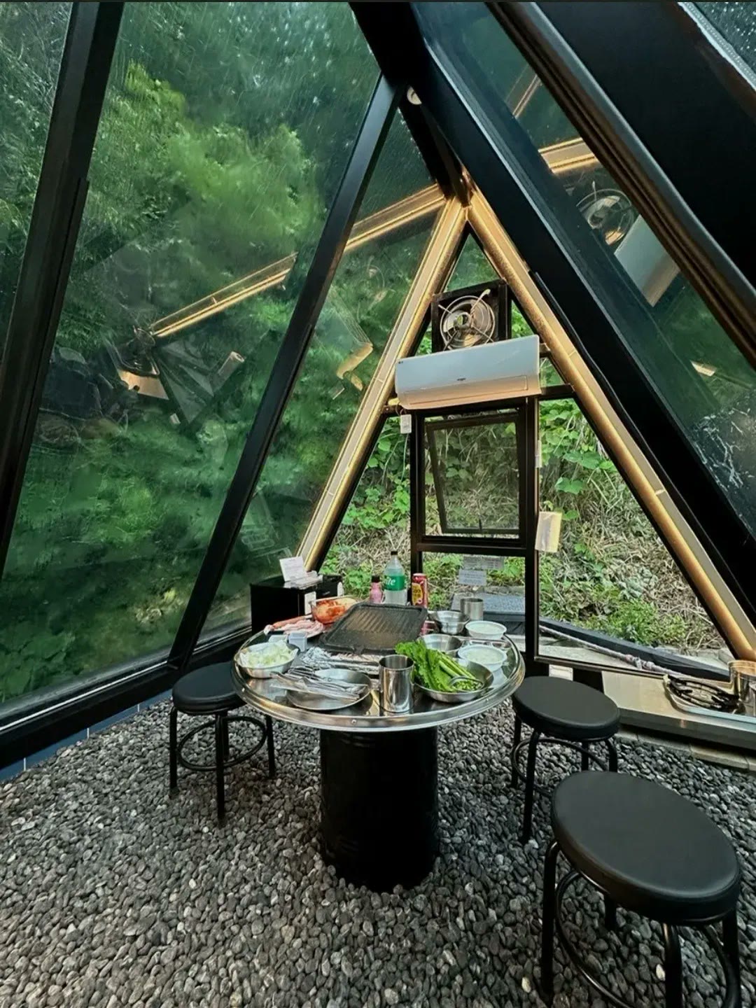 유리집 안 거제 화양연화풀빌라 바비큐 테이블