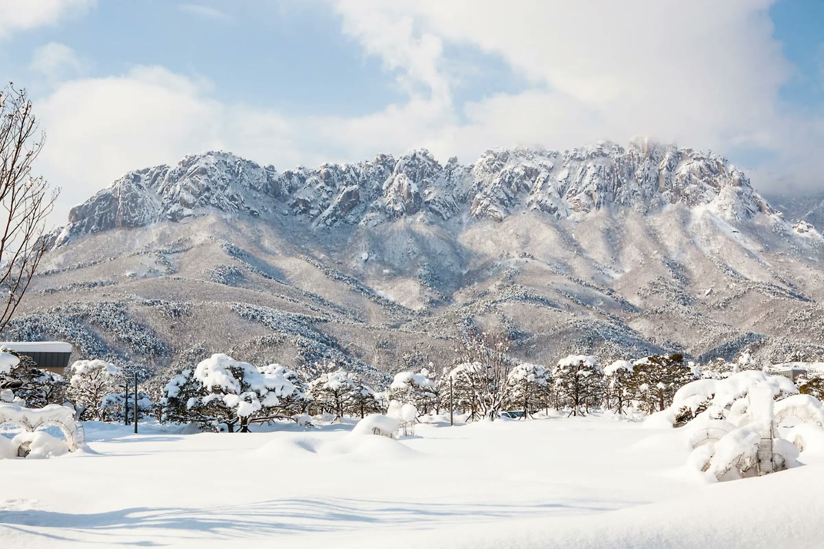 눈 덮인 울산바위